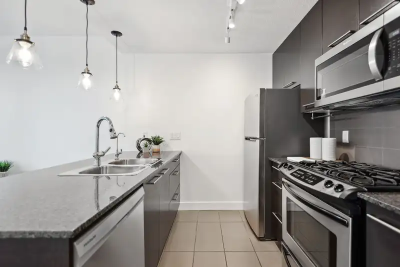 1406 2979 GLEN DRIVE - photo 3 of 14