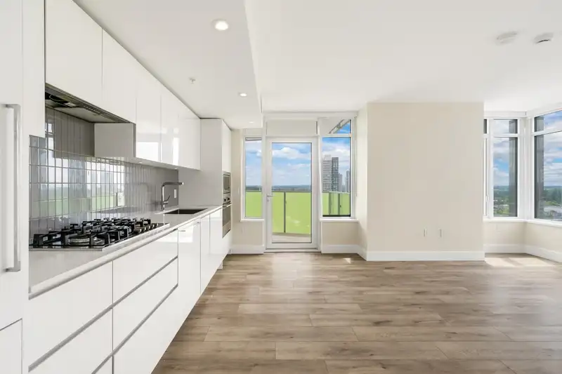 1804 10428 WHALLEY BOULEVARD - photo 2 of 21