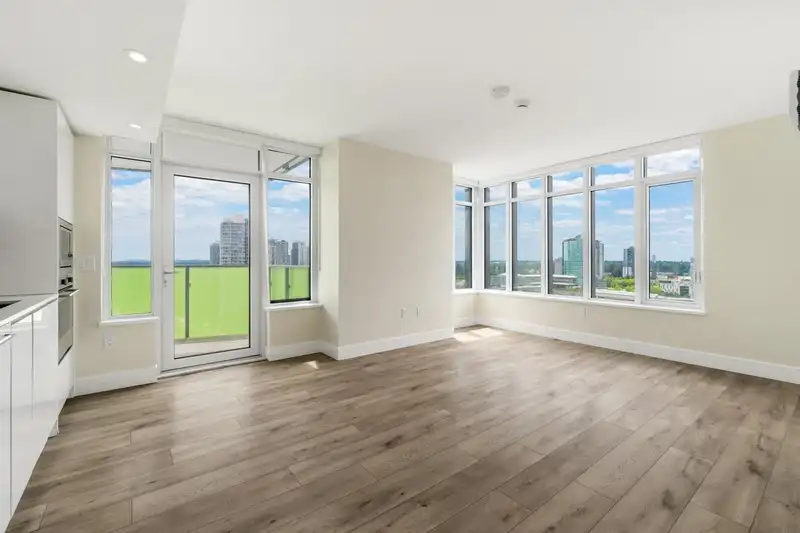 1804 10428 WHALLEY BOULEVARD - photo 3 of 21