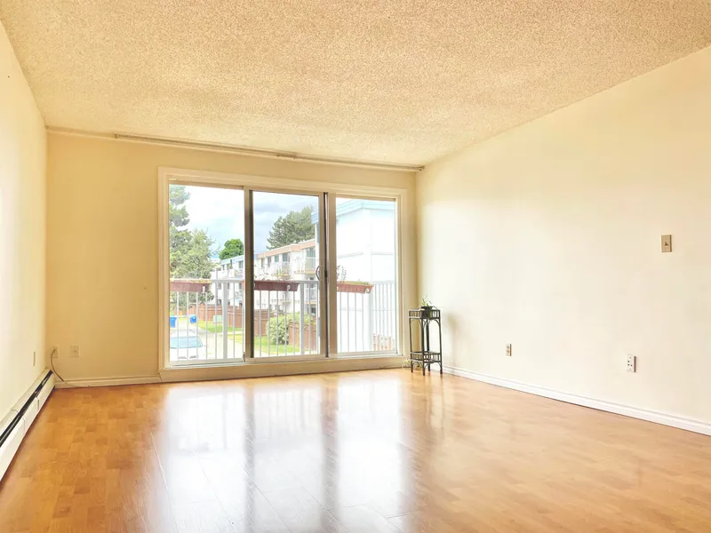 205 7240 LINDSAY ROAD - photo 3 of 14