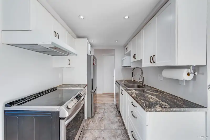 320 3080 LONSDALE AVENUE - photo 2 of 33