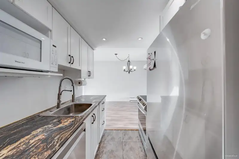 320 3080 LONSDALE AVENUE - photo 3 of 33