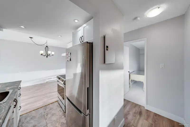 320 3080 LONSDALE AVENUE - photo 4 of 33