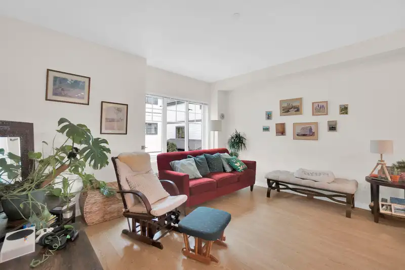 209 19451 SUTTON AVENUE - photo 4 of 40
