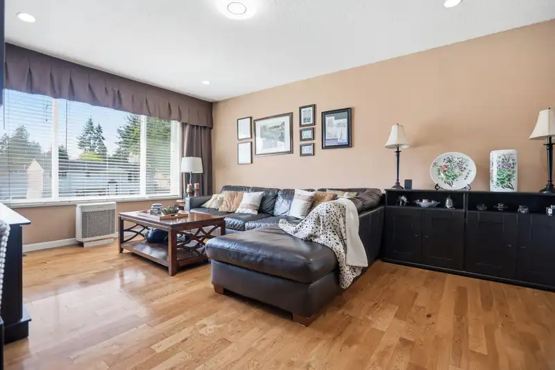 11415 72A AVENUE - photo 3 of 36