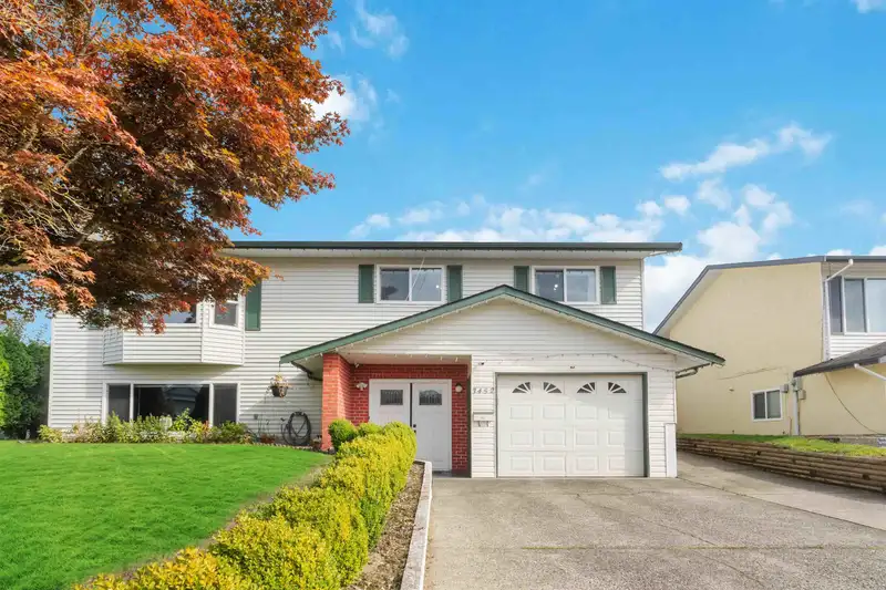 3452 SAANICH STREET - photo 1 of 33