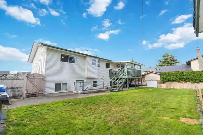 3452 SAANICH STREET - photo 2 of 33