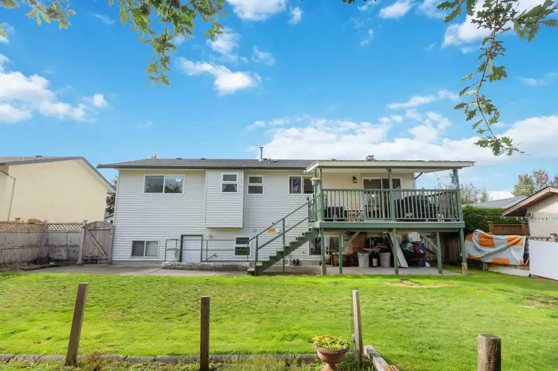 3452 SAANICH STREET - photo 3 of 33