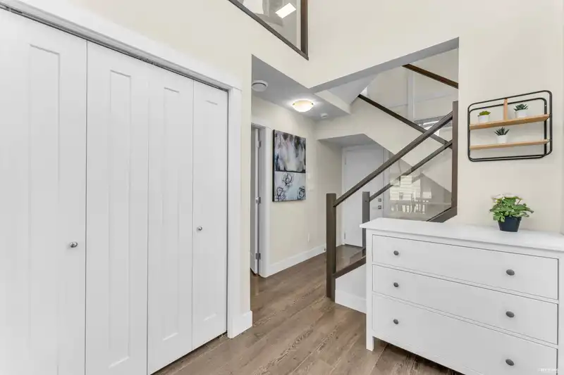 17 15688 28 AVENUE - photo 4 of 38