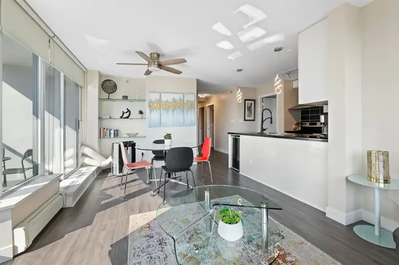 305 689 ABBOTT STREET - photo 2 of 16