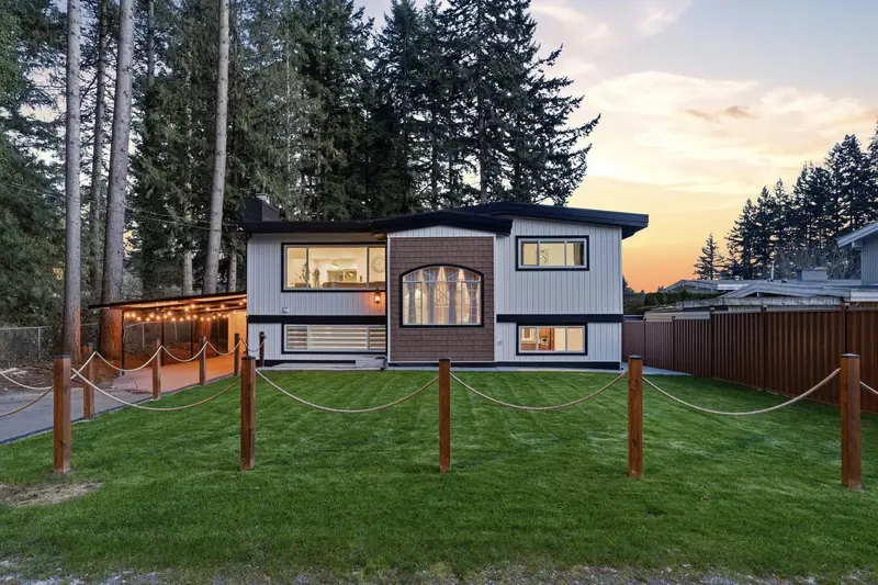 34694 BEVERLEY CRESCENT - photo 1 of 25