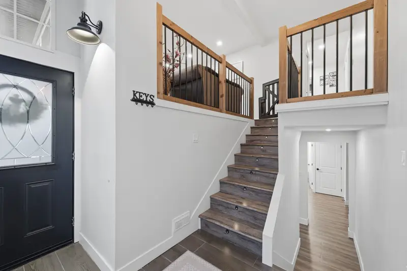 34694 BEVERLEY CRESCENT - photo 4 of 25