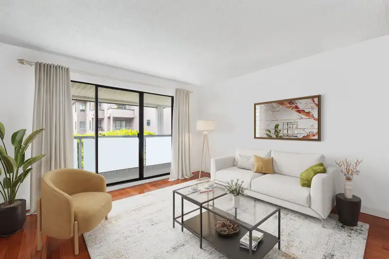 201 674 W 17TH AVENUE - photo 2 of 21
