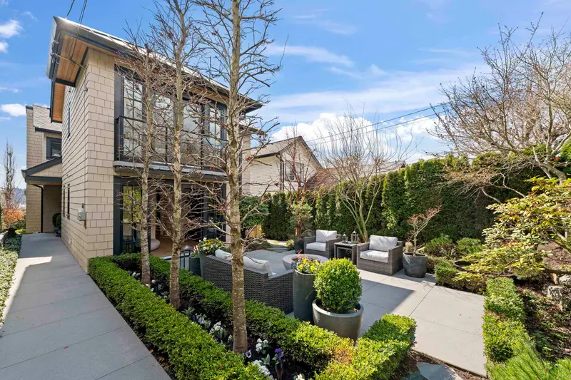 1230 ESQUIMALT AVENUE - photo 4 of 25