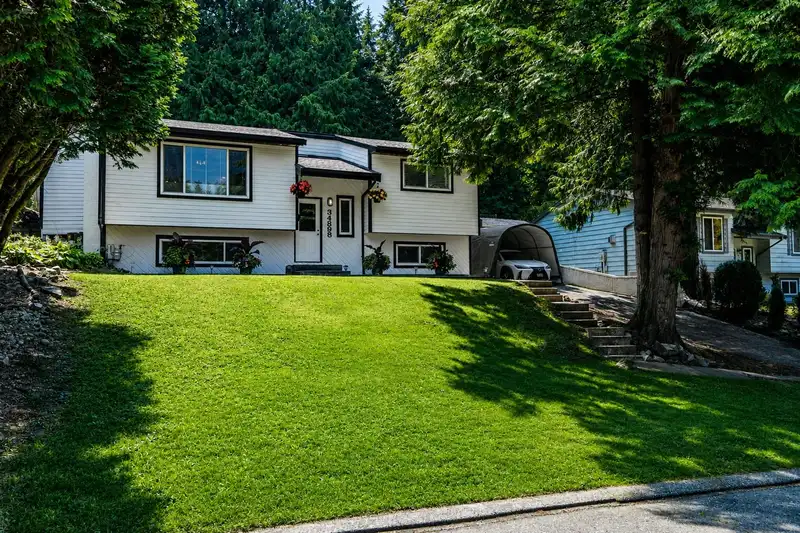 34898 LABURNUM AVENUE - photo 2 of 37