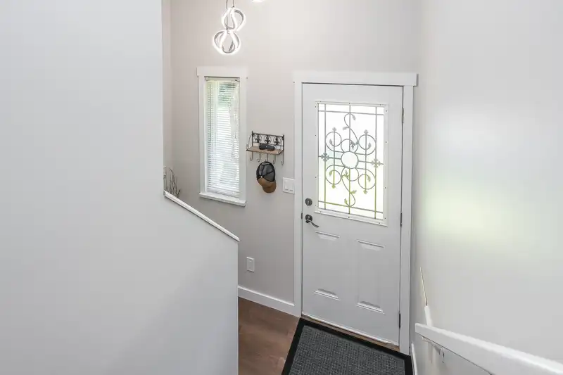 34898 LABURNUM AVENUE - photo 4 of 37