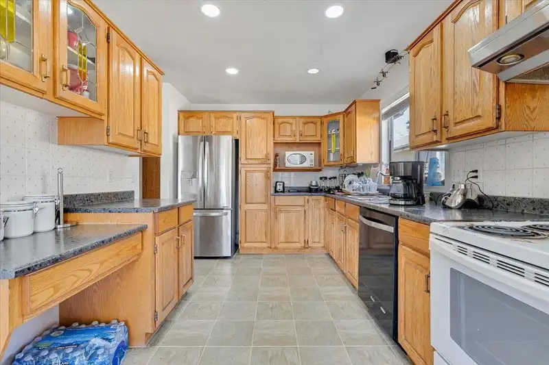 8648 140 STREET - photo 3 of 26