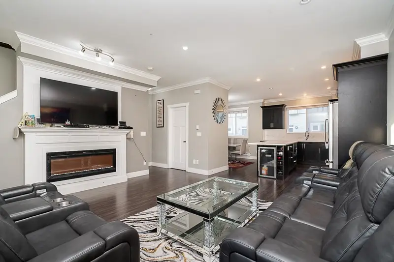 4 14285 64 AVENUE - photo 1 of 21