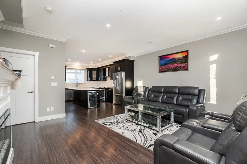 4 14285 64 AVENUE - photo 2 of 21