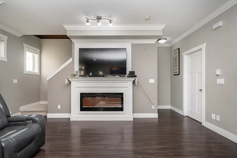 4 14285 64 AVENUE - photo 3 of 21