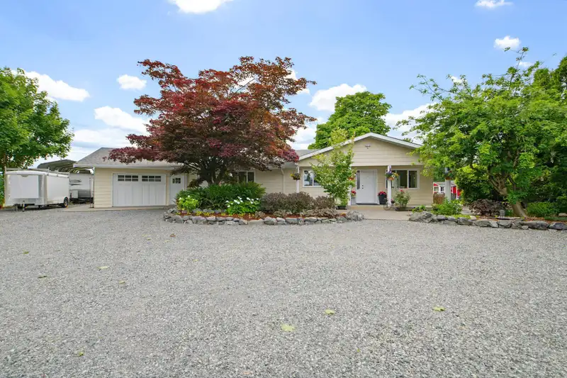6085 BRADNER ROAD - photo 2 of 40