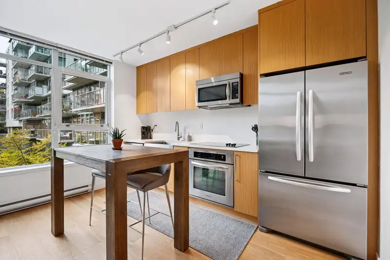 365 250 E 6TH AVENUE - photo 3 of 34