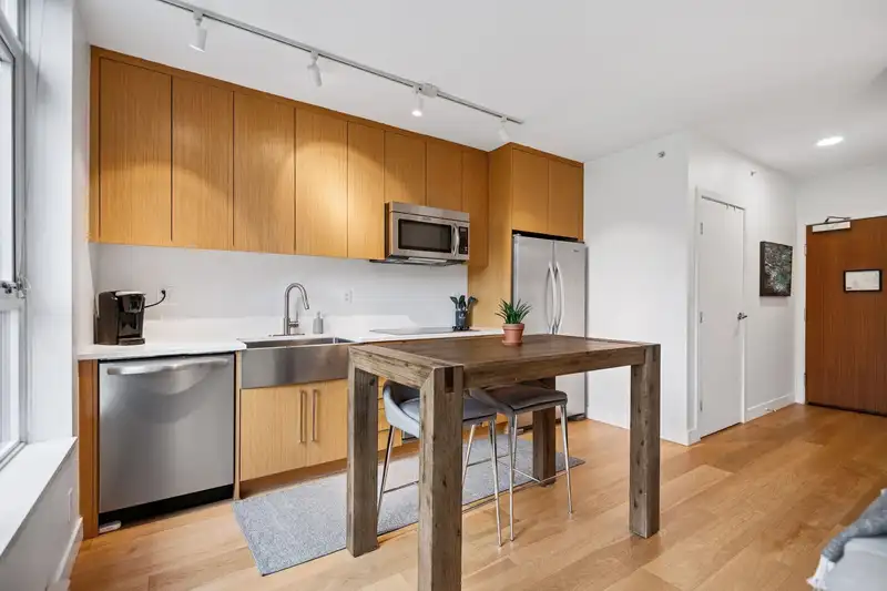 365 250 E 6TH AVENUE - photo 4 of 34