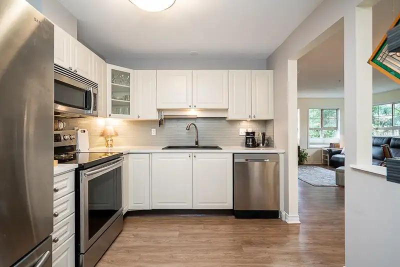 101 15325 17 AVENUE - photo 4 of 26
