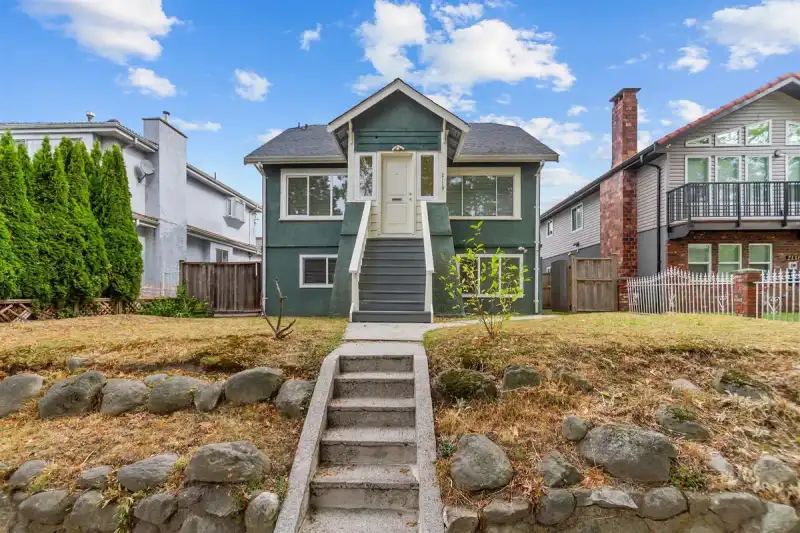2119 E 30TH AVENUE - photo 1 of 20