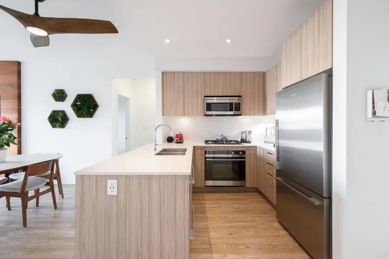 404 1061 MARINE DRIVE - photo 2 of 25