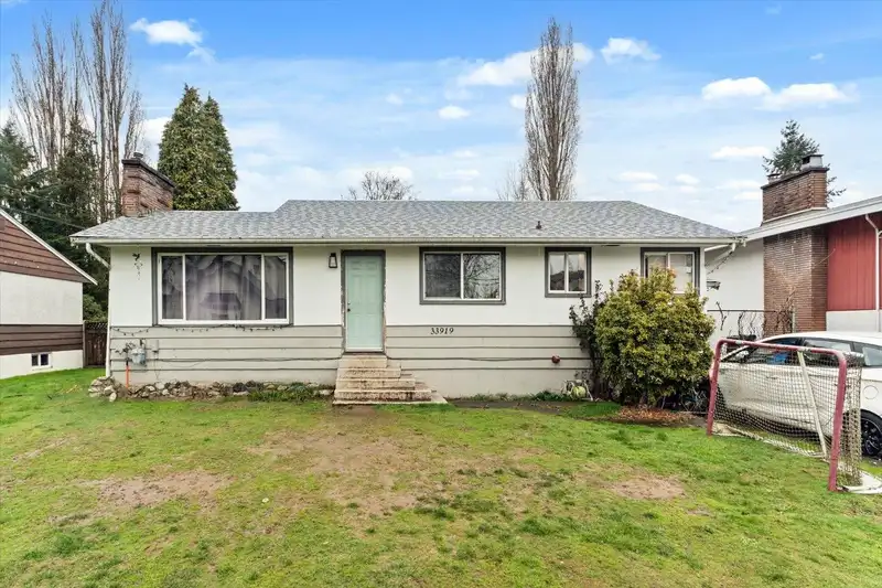 33919 VICTORY BOULEVARD - photo 2 of 29