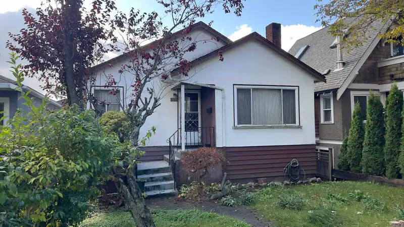 2656 ADANAC STREET - photo 2 of 5