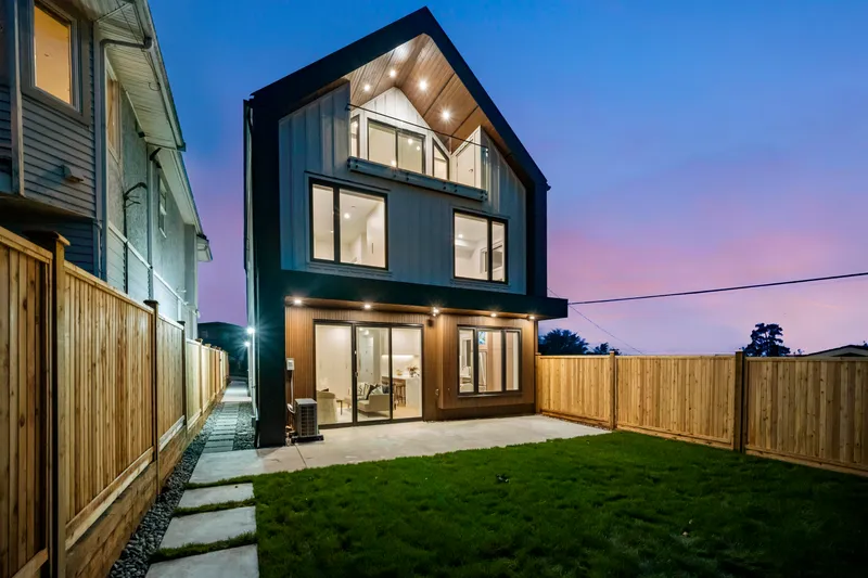 2 3623 TRIUMPH STREET - photo 1 of 25