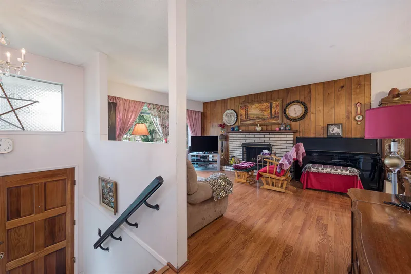 4785 46 AVENUE - photo 2 of 25