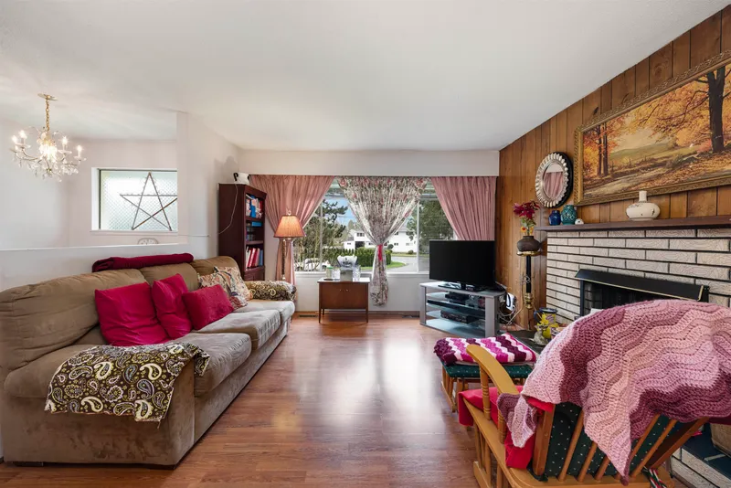 4785 46 AVENUE - photo 3 of 25