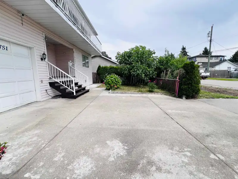 12751 115A AVENUE - photo 3 of 32