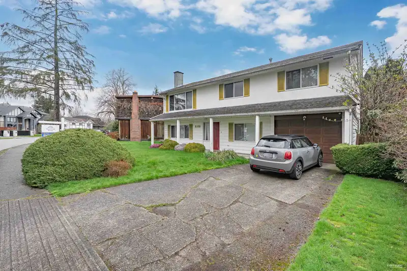 6160 REDFERN CRESCENT - photo 2 of 10