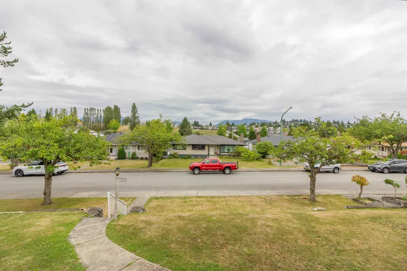 4810 FAIRLAWN DRIVE - photo 2 of 25