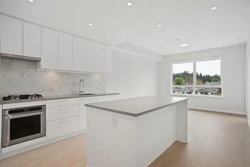 612 110 E 17TH STREET - photo 1 of 7