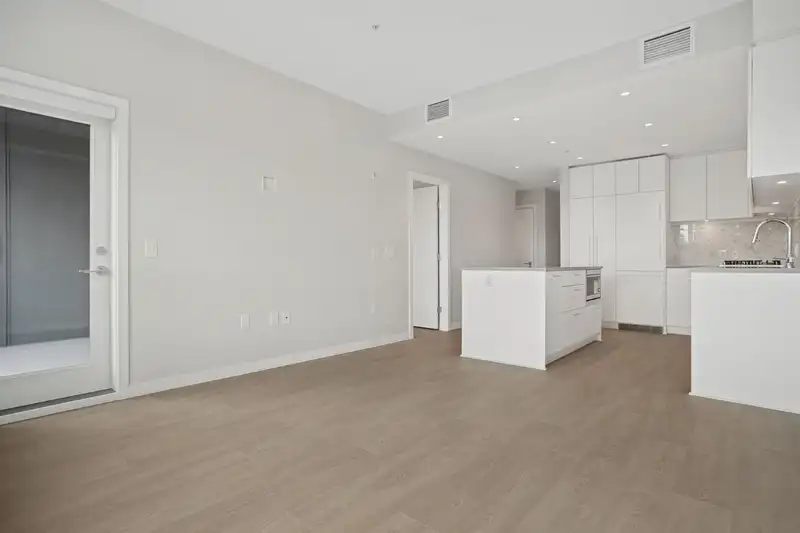 612 110 E 17TH STREET - photo 3 of 7