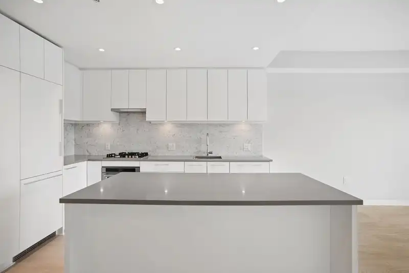 612 110 E 17TH STREET - photo 4 of 7