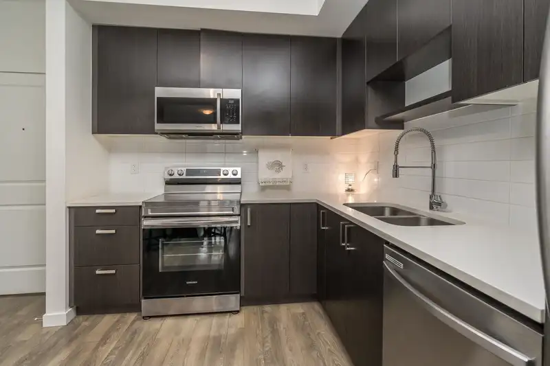 405 15835 85 AVENUE - photo 2 of 33