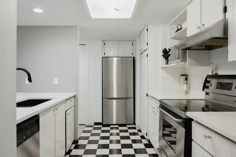102 15025 VICTORIA AVENUE - photo 3 of 29