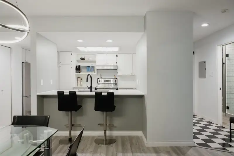 102 15025 VICTORIA AVENUE - photo 4 of 29