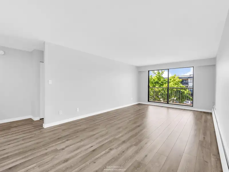 106 252 W 2ND STREET - photo 2 of 37