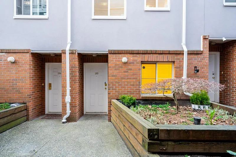 103 624 AGNES STREET - photo 2 of 25