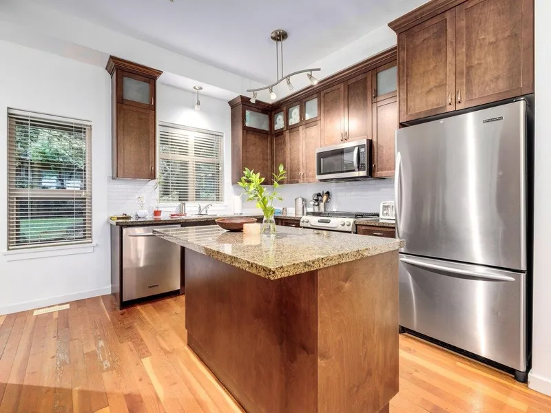 123 250 SALTER STREET - photo 2 of 25