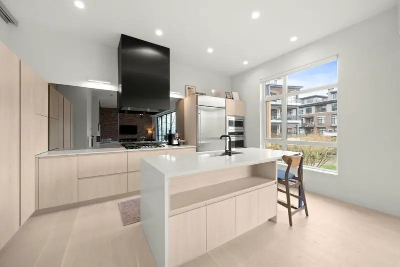 211 300 SALTER STREET - photo 3 of 25