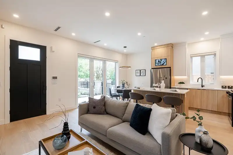 1 2248 E 48TH AVENUE - photo 3 of 32