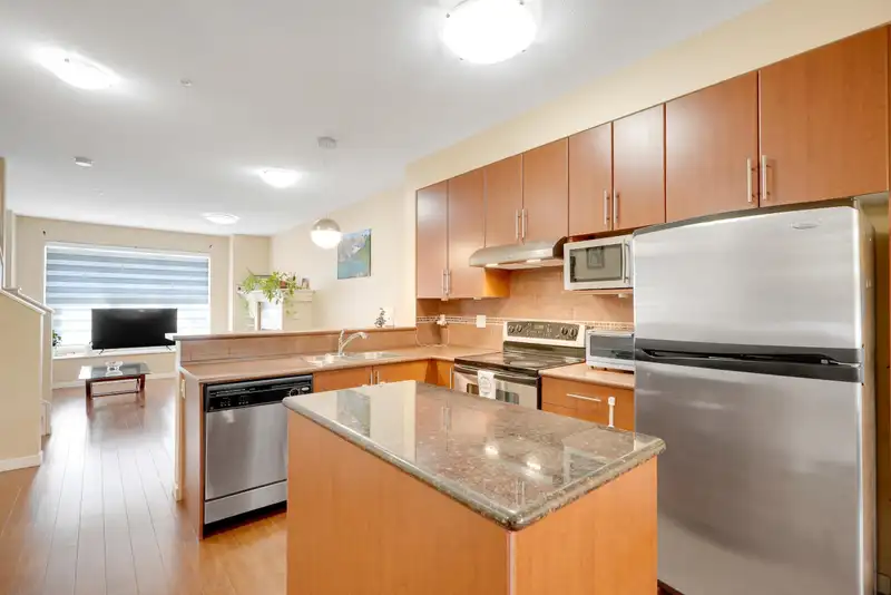4 20460 66 AVENUE - photo 1 of 37